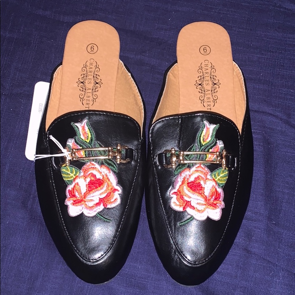 🎉Faux Leather Embroidered Floral 🌷 Mules